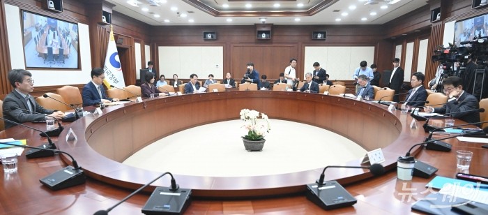 (왼쪽 첫 번째)김완섭 환경부 장관이 14일 오전 서울 종로구 정부서울청사에서 열린 '경제관계장관회의 겸 산업경쟁력강화 관계장관회의'에서 모두발언을 하고 있다. 사진=강민석 기자 kms@newsway.co.kr