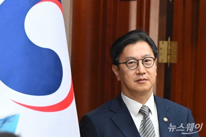 김범석 경제부총리 겸 기획재정부 장관 직무대행이 14일 오전 서울 종로구 정부서울청사에서 열린 '경제관계장관회의 겸 산업경쟁력강화 관계장관회의'에 참석하기 위해 회의장으로 들어서고 있다. 사진=강민석 기자 kms@newsway.co.kr