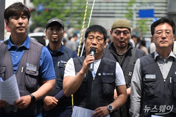 이상규 금속노조 충남지부 현대제철비정규직지회장이 14일 오후 서울 중구 지방고용노동청 앞에서 열린 '소속은 달라도 결국은 원청 책임 원청 교섭 촉구 공공-금속 간접고용 노동자 공동 기자회견'에서 현장발언을 하고 있다. 사진=강민석 기자 kms@newsway.co.kr