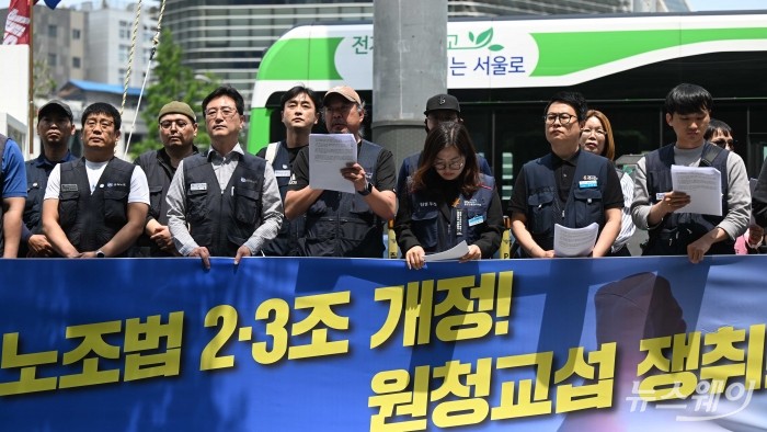 (왼쪽 세 번째)김선종 공공운수노조 부위원장이 14일 오후 서울 중구 지방고용노동청 앞에서 열린 '소속은 달라도 결국은 원청 책임 원청 교섭 촉구 공공-금속 간접고용 노동자 공동 기자회견'에서 취지발언을 하고 있다. 사진=강민석 기자 kms@newsway.co.kr