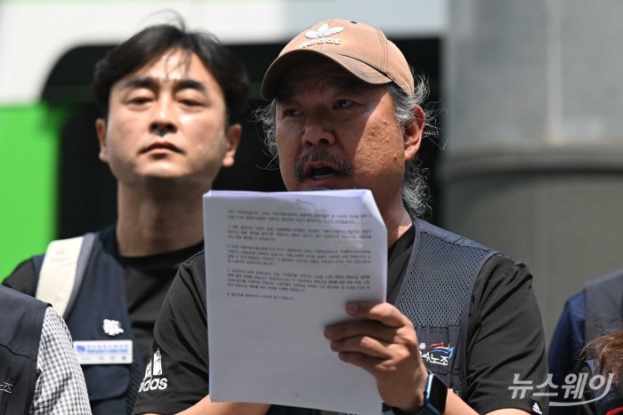 김선종 공공운수노조 부위원장이 14일 오후 서울 중구 지방고용노동청 앞에서 열린 '소속은 달라도 결국은 원청 책임 원청 교섭 촉구 공공-금속 간접고용 노동자 공동 기자회견'에서 취지발언을 하고 있다. 사진=강민석 기자 kms@newsway.co.kr
