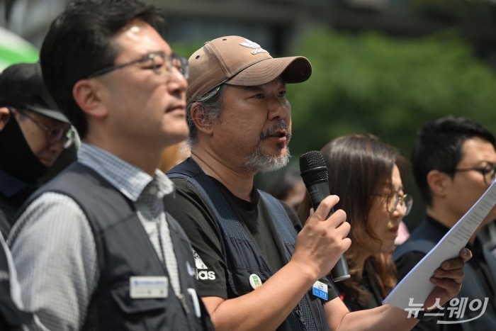 김선종 공공운수노조 부위원장이 14일 오후 서울 중구 지방고용노동청 앞에서 열린 '소속은 달라도 결국은 원청 책임 원청 교섭 촉구 공공-금속 간접고용 노동자 공동 기자회견'에서 취지발언을 하고 있다. 사진=강민석 기자 kms@newsway.co.kr