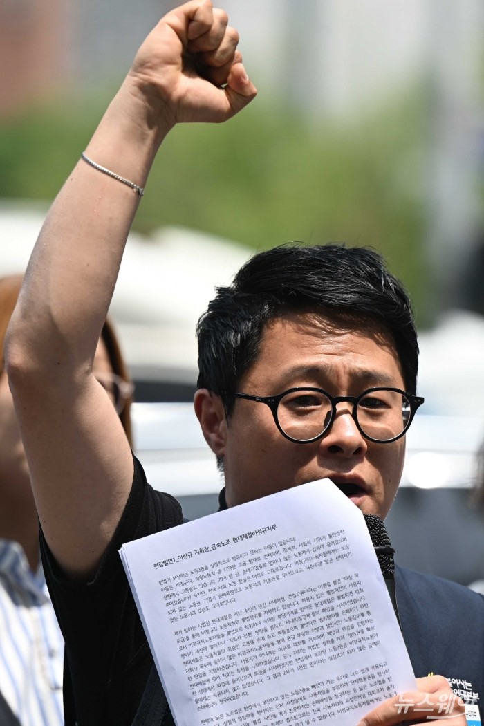 김택성 공공운수노조 희망연대본부 엘지헬로비전비정규지부장이 14일 오후 서울 중구 지방고용노동청 앞에서 열린 '소속은 달라도 결국은 원청 책임 원청 교섭 촉구 공공-금속 간접고용 노동자 공동 기자회견'에서 투쟁을 외치고 있다. 사진=강민석 기자 kms@newsway.co.kr