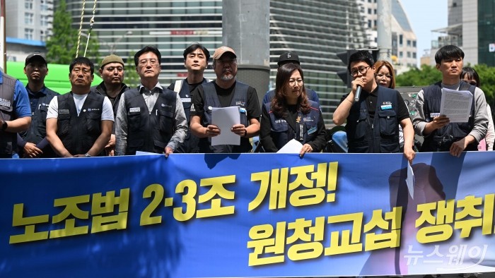(오른쪽 두 번째)김택성 공공운수노조 희망연대본부 엘지헬로비전비정규지부장이 14일 오후 서울 중구 지방고용노동청 앞에서 열린 '소속은 달라도 결국은 원청 책임 원청 교섭 촉구 공공-금속 간접고용 노동자 공동 기자회견'에서 현장발언을 하고 있다. 사진=강민석 기자 kms@newsway.co.kr