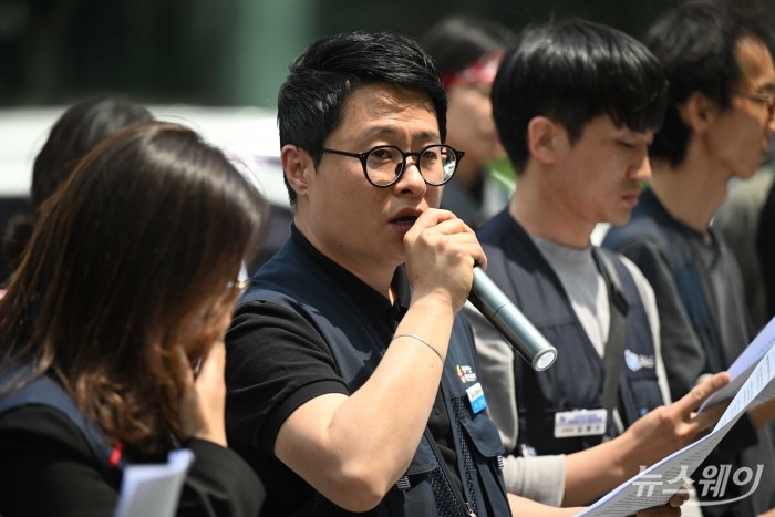 김택성 공공운수노조 희망연대본부 엘지헬로비전비정규지부장이 14일 오후 서울 중구 지방고용노동청 앞에서 열린 '소속은 달라도 결국은 원청 책임 원청 교섭 촉구 공공-금속 간접고용 노동자 공동 기자회견'에서 현장발언을 하고 있다. 사진=강민석 기자 kms@newsway.co.kr
