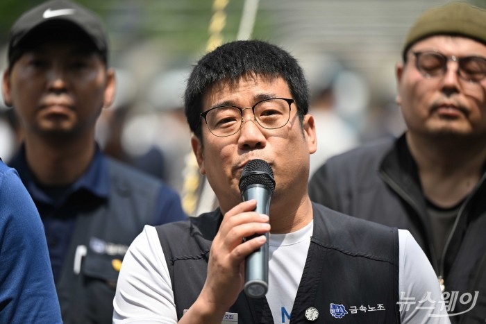 이상규 금속노조 충남지부 현대제철비정규직지회장이 14일 오후 서울 중구 지방고용노동청 앞에서 열린 '소속은 달라도 결국은 원청 책임 원청 교섭 촉구 공공-금속 간접고용 노동자 공동 기자회견'에서 현장발언을 하고 있다. 사진=강민석 기자 kms@newsway.co.kr