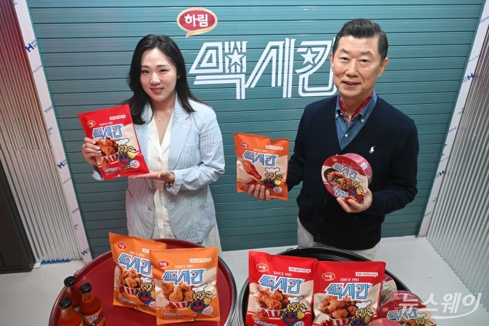 (오른쪽)김홍국 하림그룹 회장이 15일 오전 서울 성동구 '장하다 하림 맥시칸 팝업스토어'에서 새롭게 론칭한 냉동치킨 브랜드 '맥시칸'을 소개하고 있다. 사진=강민석 기자 kms@newsway.co.kr