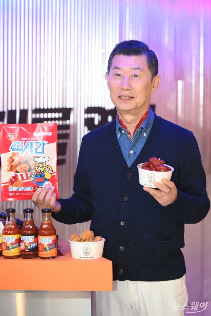 김홍국 하림그룹 회장이 15일 오전 서울 성동구 '장하다 하림 맥시칸 팝업스토어'에서 새롭게 론칭한 냉동치킨 브랜드 '맥시칸'을 소개하고 있다. 사진=강민석 기자 kms@newsway.co.kr