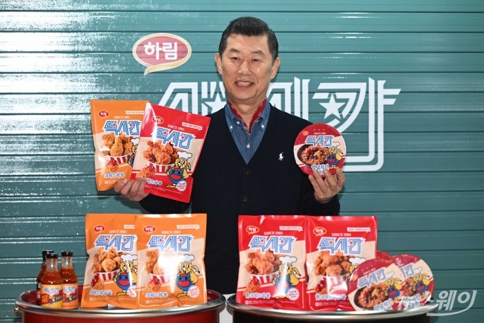 김홍국 하림그룹 회장이 15일 오전 서울 성동구 '장하다 하림 맥시칸 팝업스토어'에서 새롭게 론칭한 냉동치킨 브랜드 '맥시칸'을 소개하고 있다. 사진=강민석 기자 kms@newsway.co.kr