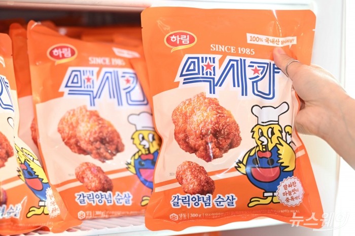 하림그룹이 15일 오전 서울 성동구 '장하다 하림 맥시칸 팝업스토어'에서 새롭게 론칭한 냉동치킨 브랜드 '맥시칸' 신제품을 소개하고 있다. 사진=강민석 기자 kms@newsway.co.kr