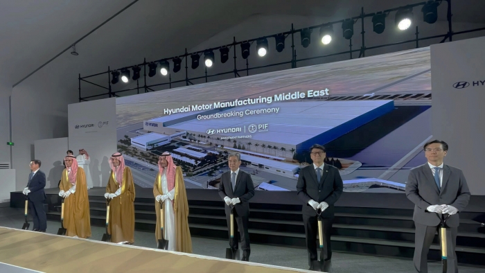 (왼쪽부터) 박원균 HMMME 법인장 상무, 아흐메드 알리 알수베이(Ahmed Ali Al-Subaey) HMMME 이사회 의장, 야지드 알후미에드(Yazeed A. Al-Humied) 사우디아라비아 국부펀드 부총재, 반다르 이브라힘 알코라예프(Bandar Ibrahim Al-Khorayef) 산업광물자원부 장관, 장재훈 현대차그룹 부회장, 문병준 주사우디아라비아 대한민국 대사 대리, 이한우 현대건설 대표이사 부사장이 현대차 사우디 생산법인(HMMME) 착공식에서 기념사진을 촬영하고 있다. 사진=현대차 그룹 제공