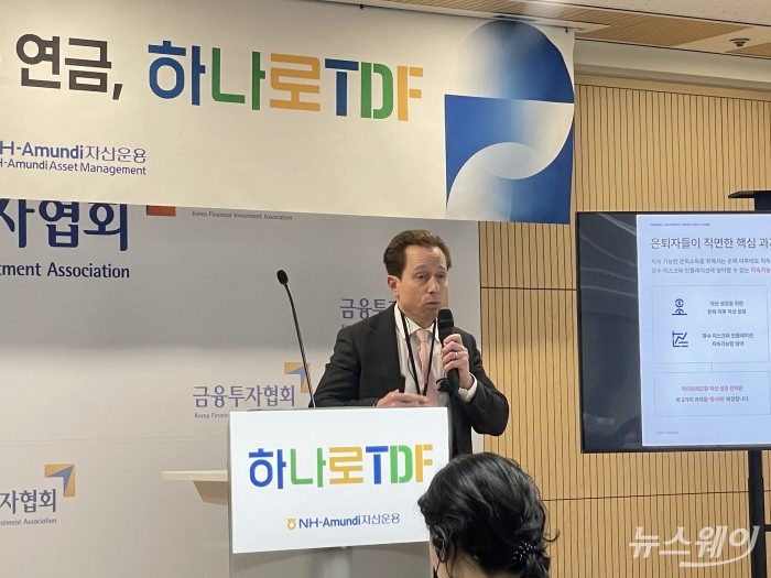 마티아스 샤이버(Matthias Scheiber) 올스프링자산운용 멀티에셋 총괄이 15일 서울 여의도 금융투자협회 6층에서 열린 '하나로TDF2025' 간담회에서 은퇴자산 운용 전략에 대해 설명하고 있다. 사진=백초희 기자