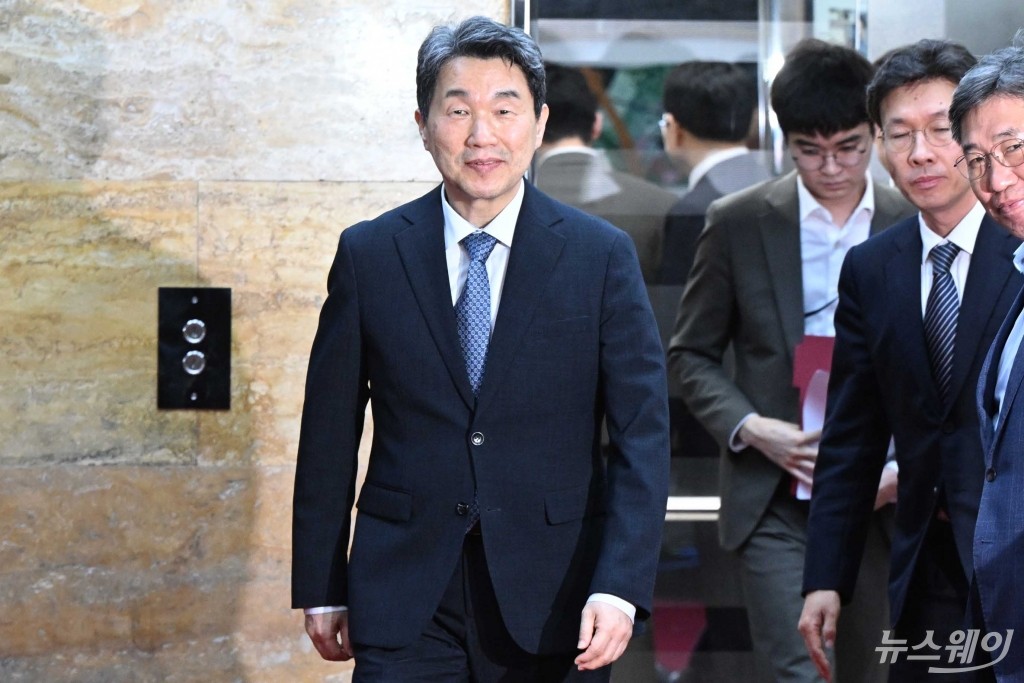 우원식 국회의장 만나기 위해 접견실 향하는 이주호 대통령 권한대행