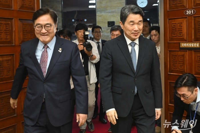 (왼쪽)우원식 국회의장이 15일 오후 서울 여의도 국회 의장실에서 이주호 대통령 권한대행 부총리 겸 교육부 장관을 접견하며 접견실로 들어서고 있다. 사진=강민석 기자 kms@newsway.co.kr