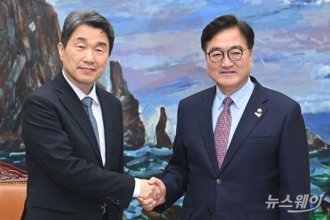 악수 나누는 우원식 국회의장·이주호 권한대행