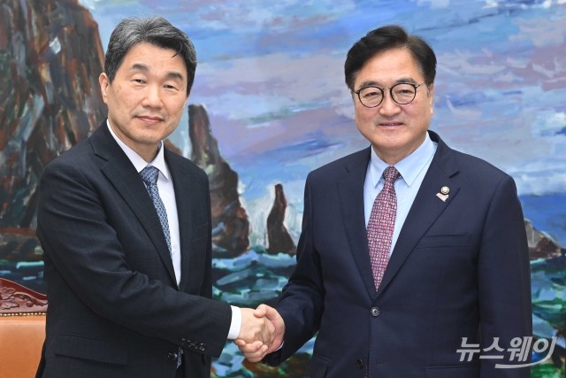 악수 나누는 우원식 국회의장·이주호 권한대행