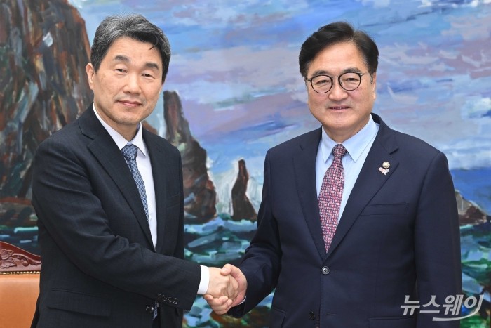 (오른쪽)우원식 국회의장이 15일 오후 서울 여의도 국회 의장실에서 이주호 대통령 권한대행 부총리 겸 교육부 장관을 접견하며 악수를 하고 있다. 사진=강민석 기자 kms@newsway.co.kr