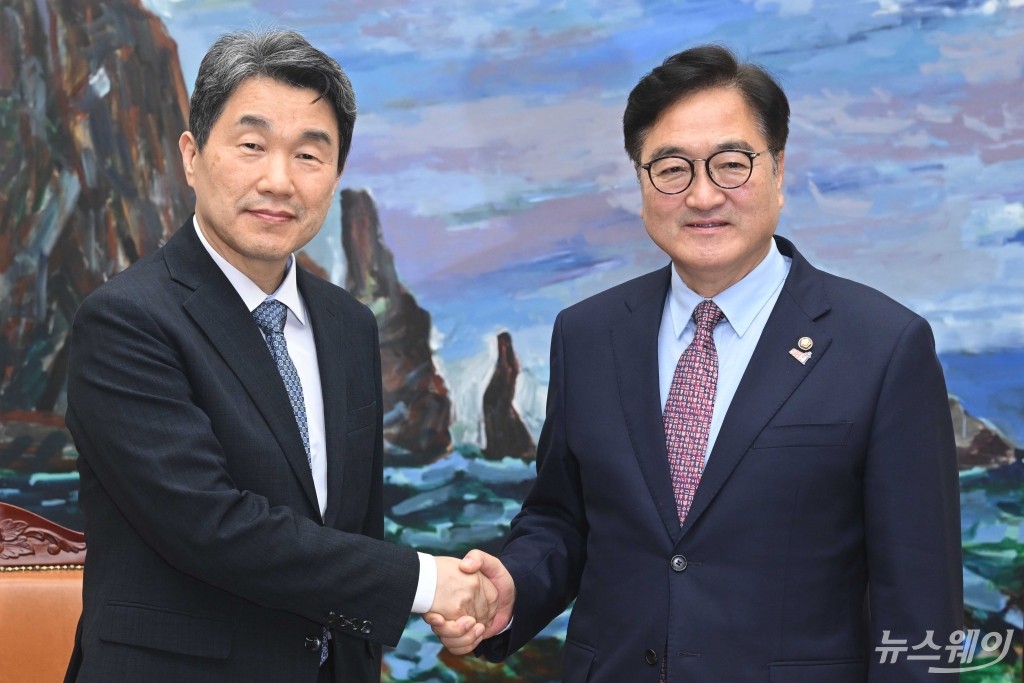 악수 나누는 우원식 국회의장·이주호 권한대행