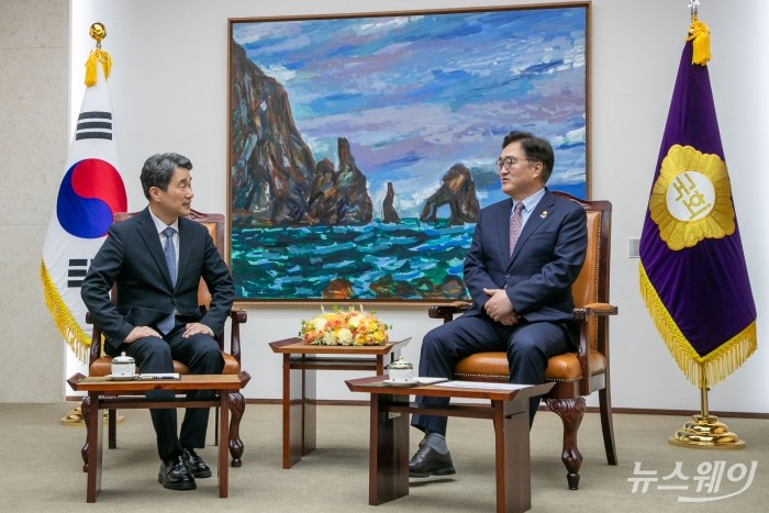 (오른쪽)우원식 국회의장이 15일 오후 서울 여의도 국회 의장실에서 이주호 대통령 권한대행 부총리 겸 교육부 장관을 접견하고 있다. (사진=국회사진취재단)