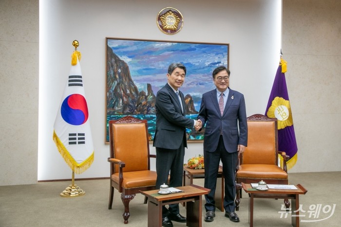 (오른쪽)우원식 국회의장이 15일 오후 서울 여의도 국회 의장실에서 이주호 대통령 권한대행 부총리 겸 교육부 장관을 접견하며 악수하고 있다. (사진=국회사진취재단)