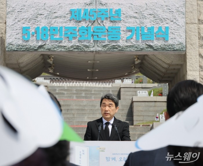 이주호 대통령 권한대행 부총리 겸 교육부 장관이 18일 광주 북구 국립5.18민주묘지에서 열린 제45주년 5.18민주화 운동 기념식에서 기념사를 하고 있다. 사진=교육부