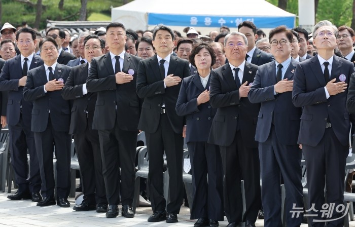 이주호 대통령 권한대행 부총리 겸 교육부 장관을 비롯한 내빈들이 18일 광주 북구 국립5.18민주묘지 국립5.18묘지에서 열린 제45주년 5.18민주화 운동 기념식에서 국민의례를 하고 있다. 사진=교육부