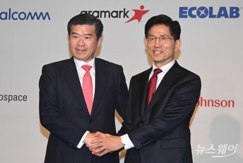 암참 간담회서 악수 나누는 김문수 대선 후보·제임스 김 회장