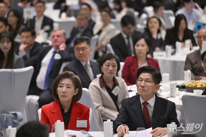 (오른쪽)김문수 국민의힘 대통령 후보와 나경원 공동선거대책위원장이 19일 오전 서울 종로구 포시즌스호텔에서 열린 주한미국상공회의소 간담회에 참석해 자리하고 있다. 사진=강민석 기자 kms@newsway.co.kr