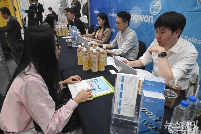 '2025 글로벌 탤런트 페어(GLOBAL TALENT FAIR) 채용박람회'가 개막한 19일 오후 서울 강남구 코엑스 동원그룹 부스에서 외국인 구직자들이 상담을 하고 있다. 사진=강민석 기자 kms@newsway.co.kr