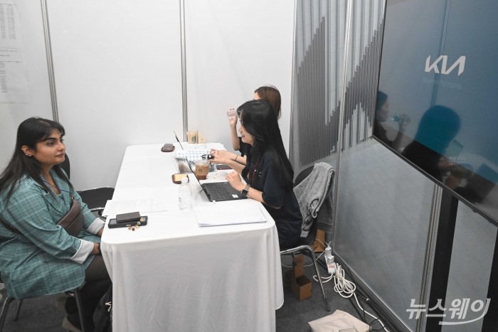 '2025 글로벌 탤런트 페어(GLOBAL TALENT FAIR) 채용박람회'가 개막한 19일 오후 서울 강남구 코엑스 기아 부스에서 외국인 구직자가 상담을 받고 있다. 사진=강민석 기자 kms@newsway.co.kr