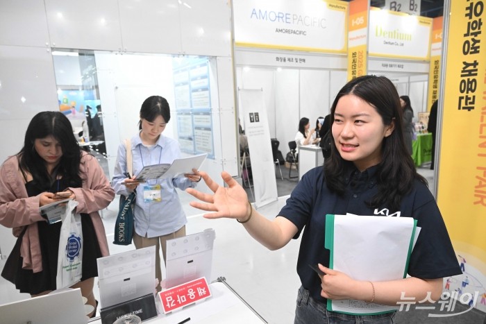 '2025 글로벌 탤런트 페어(GLOBAL TALENT FAIR) 채용박람회'가 개막한 19일 오후 서울 강남구 코엑스 기아 부스에서 직원이 외국인 구직자들에게 회사를 소개하고 있다. 사진=강민석 기자 kms@newsway.co.kr