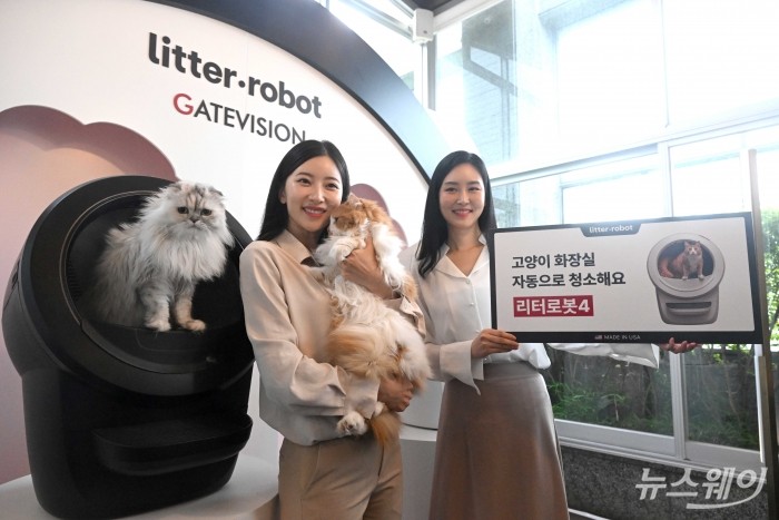 테크 및 가전제품 유통 전문기업 게이트비젼이 20일 오전 서울 강남구 라까사호텔 펜트하우스에서 열린 미국 1위 최첨단 고양이 자동 화장실 '리터로봇' 런칭쇼에서 '리터로봇 4' 신제품을 선보이고 있다. 사진=강민석 기자 kms@newsway.co.kr
