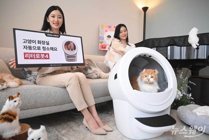 테크 및 가전제품 유통 전문기업 게이트비젼이 20일 오전 서울 강남구 라까사호텔 펜트하우스에서 열린 미국 1위 최첨단 고양이 자동 화장실 '리터로봇' 런칭쇼에서 '리터로봇 4' 신제품을 선보이고 있다. 사진=강민석 기자 kms@newsway.co.kr