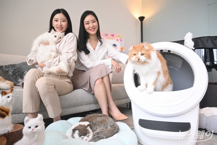 테크 및 가전제품 유통 전문기업 게이트비젼이 20일 오전 서울 강남구 라까사호텔 펜트하우스에서 열린 미국 1위 최첨단 고양이 자동 화장실 '리터로봇' 런칭쇼에서 '리터로봇 4' 신제품을 선보이고 있다. 사진=강민석 기자 kms@newsway.co.kr