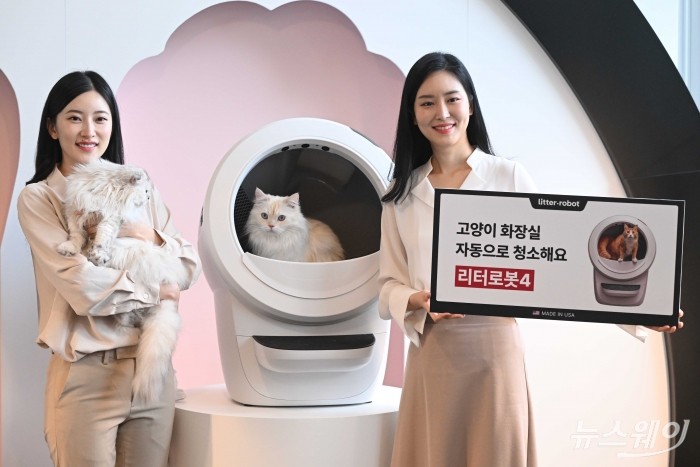 테크 및 가전제품 유통 전문기업 게이트비젼이 20일 오전 서울 강남구 라까사호텔 펜트하우스에서 열린 미국 1위 최첨단 고양이 자동 화장실 '리터로봇' 런칭쇼에서 '리터로봇 4' 신제품을 선보이고 있다. 사진=강민석 기자 kms@newsway.co.kr