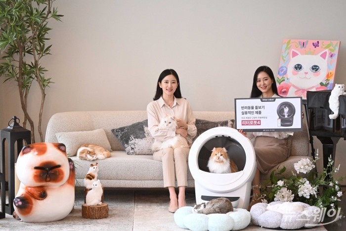 테크 및 가전제품 유통 전문기업 게이트비젼이 20일 오전 서울 강남구 라까사호텔 펜트하우스에서 열린 미국 1위 최첨단 고양이 자동 화장실 '리터로봇' 런칭쇼에서 '리터로봇 4' 신제품을 선보이고 있다. 사진=강민석 기자 kms@newsway.co.kr