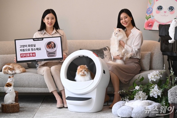 테크 및 가전제품 유통 전문기업 게이트비젼이 20일 오전 서울 강남구 라까사호텔 펜트하우스에서 열린 미국 1위 최첨단 고양이 자동 화장실 '리터로봇' 런칭쇼에서 '리터로봇 4' 신제품을 선보이고 있다. 사진=강민석 기자 kms@newsway.co.kr