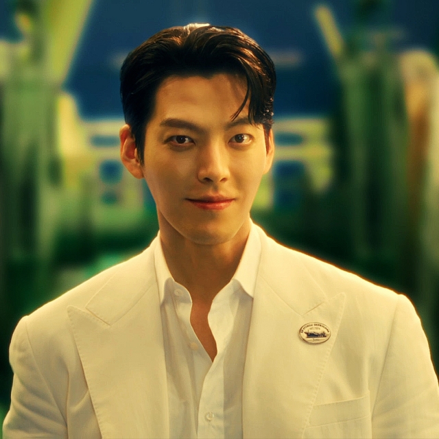 배우 김우빈, HD현대서 '진짜 멋진 남자'로 돌아오다