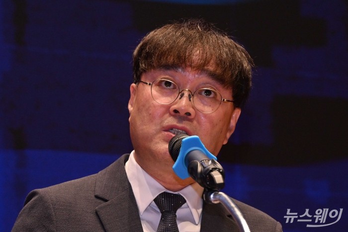 황의신 뉴스웨이 대표이사가 20일 오후 서울 여의도 한국거래소 컨퍼런스홀에서 열린 '제7회 주식콘서트'에서 개회사를 하고 있다. 사진=강민석 기자 kms@newsway.co.kr