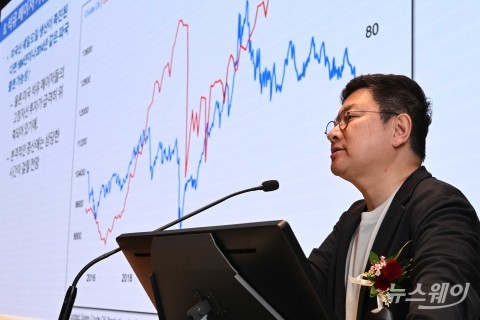 홍춘욱 대표 &quot;트럼프 힘 약화 전까지 시장 재미없고 불안한 흐름 이어질 것&quot;
