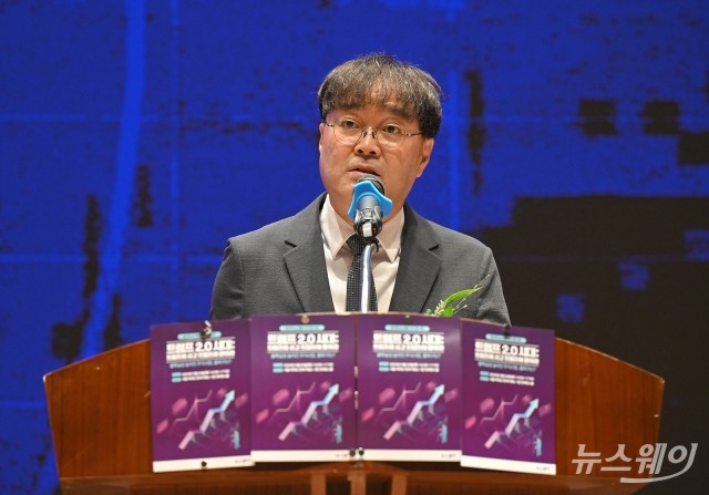 '제7회 뉴스웨이 주식콘서트' 개회사 전하는 황의신 대표