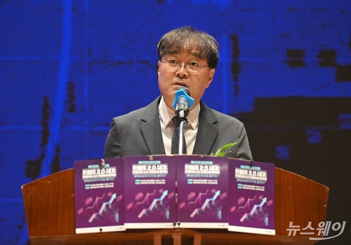 '제7회 뉴스웨이 주식콘서트' 개회사 전하는 황의신 대표