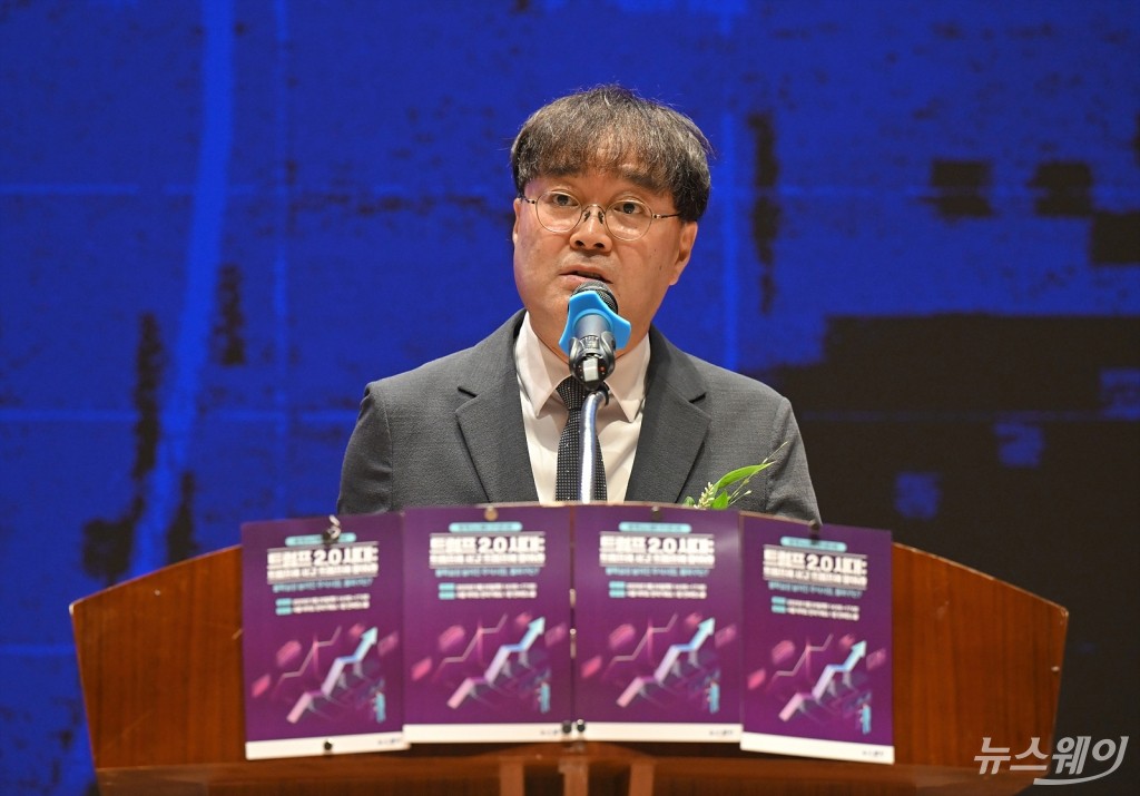 '제7회 뉴스웨이 주식콘서트' 개회사 전하는 황의신 대표