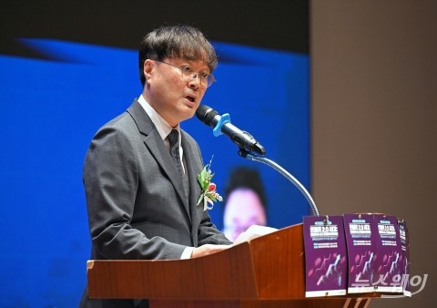 황의신 뉴스웨이 대표이사 &quot;'트럼프에 사고 팔라' 전략적 통찰 담겨···도움 되기를 기대&quot;