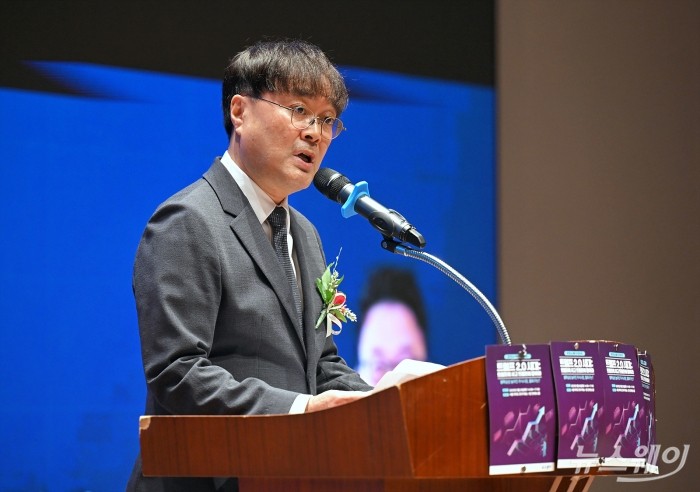 황의신 뉴스웨이 대표이사 "'트럼프에 사고 팔라' 전략적 통찰 담겨···도움 되기를 기대"