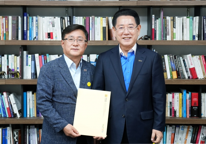 김영록 전라남도지사가 20일 서울 국회에서 김성환 더불어민주당 의원과 면담을 갖고 '글로벌 해상풍력 생태계 조성' 등 전남도 현안 해결을 위한 건의 및 협조를 요청하고 있다.