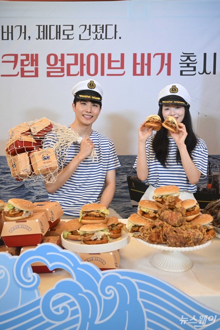 롯데리아가 21일 오전 서울 중구 롯데리아 동대문역사문화공원역점에서 소프트쉘크랩이 통째로 담긴 신메뉴 '크랩 얼라이브 버거(블랙페퍼·매운 맛)' 2종을 선보이고 있다. 사진=강민석 기자 kms@newsway.co.kr