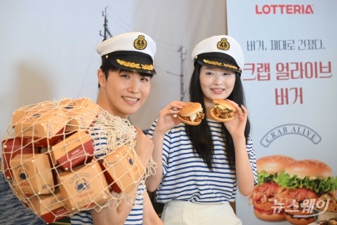 &quot;버거 제대로 건졌다&quot;···롯데리아, '크랩 얼라이브 버거' 출시