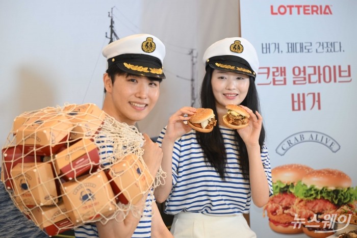 롯데리아가 21일 오전 서울 중구 롯데리아 동대문역사문화공원역점에서 소프트쉘크랩이 통째로 담긴 신메뉴 '크랩 얼라이브 버거(블랙페퍼·매운 맛)' 2종을 선보이고 있다. 사진=강민석 기자 kms@newsway.co.kr