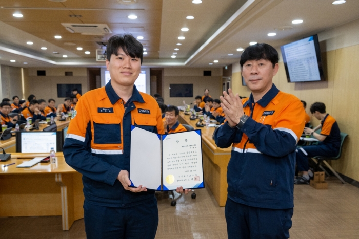 고재윤 광양제철소장(오른쪽)이 2025 에너지절감 아이디어 공모전에서 최우수상을 수상한 정현교 제선부 대리(왼쪽)와 기념촬영하고 있다.